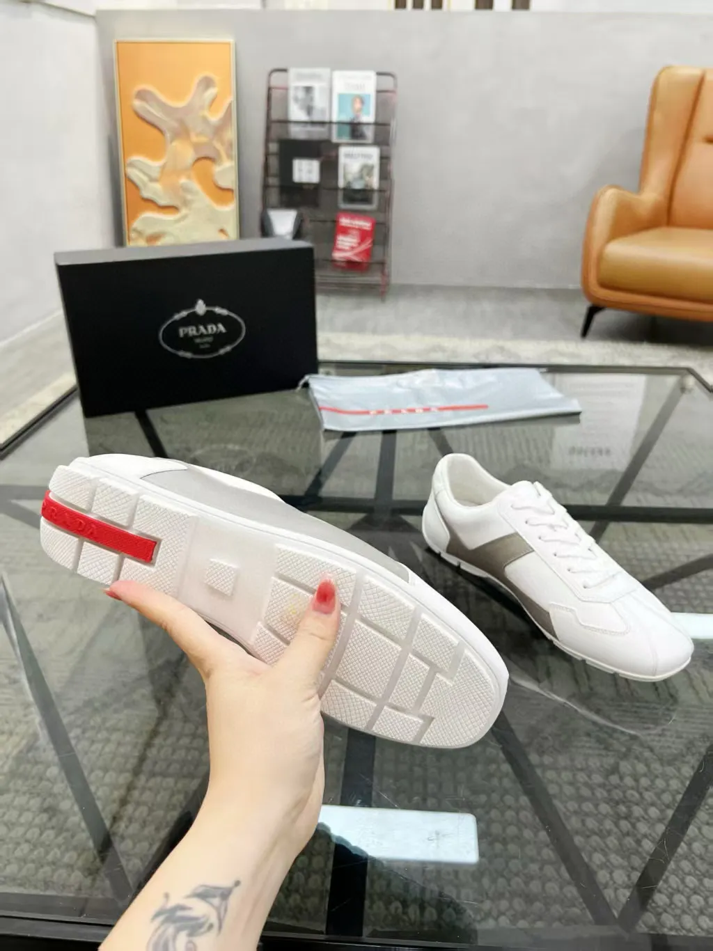 Factory price: 420💰Prada new men's leather sports shoes, the highest version on the market, any comparison is welcome🆚! The original leather has excellent texture and is super high-end! Fetal sheep net lining imported from Italy, removable pad! Luxurious materials and fine workmanship, highly recommended! Code number: 38-44, customized 45